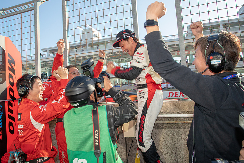 大津選手の3位ゴールを喜ぶ道上選手