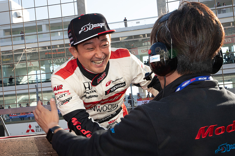 スタッフと喜び合う道上選手