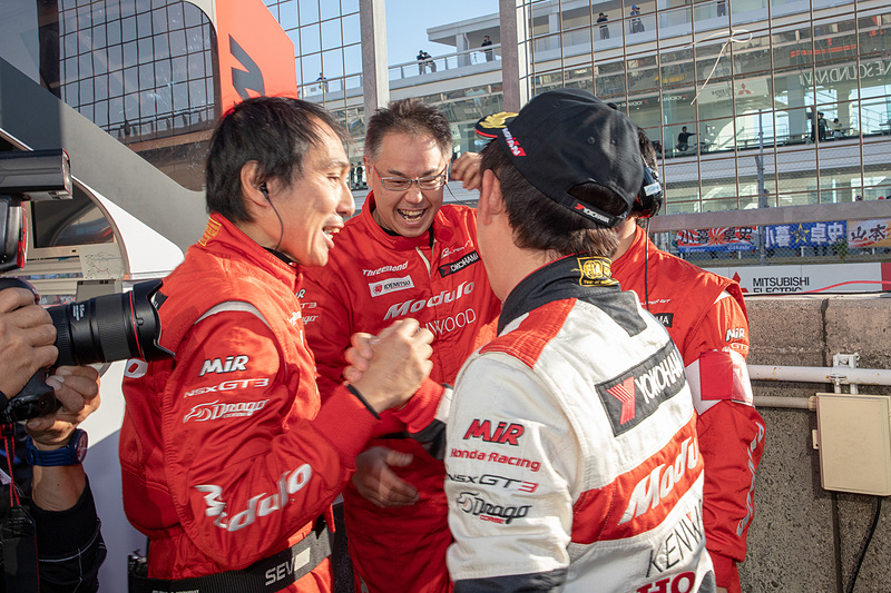 スタッフと喜び合う道上選手