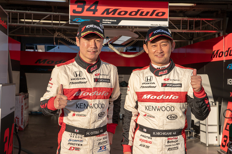 戦いを終えた大津選手と道上選手。前戦のスポーツランド菅生では4位、そして今回3位。参戦1年目ながら確実に結果を残している