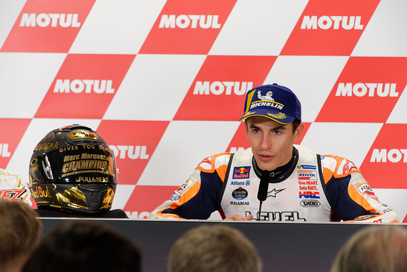 左にあるのはウィニングランの時にかぶったヘルメット