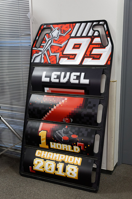 表彰台に飾られた「レベル7」のサインボード。TVゲームでの「レベル」を意識したデザイン