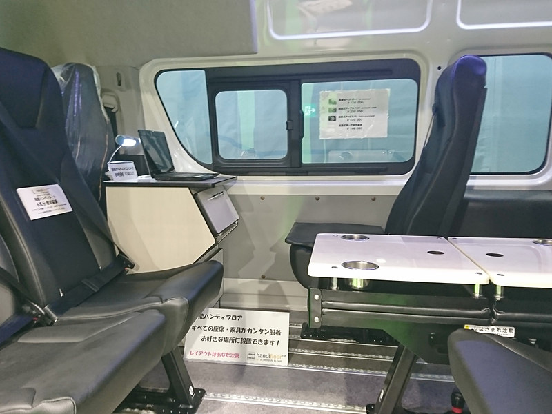 特にオレがこのクルマにひかれたのは、この移動オフィス的なレイアウト展示！　見てくださいよこの装備。電源付きの作業用テーブルに、ベッドにもなる大型テーブルまで完備！　車中泊にも対応というかコイツで生活できそうな装備で、福祉車両なのにワクテカしまくり