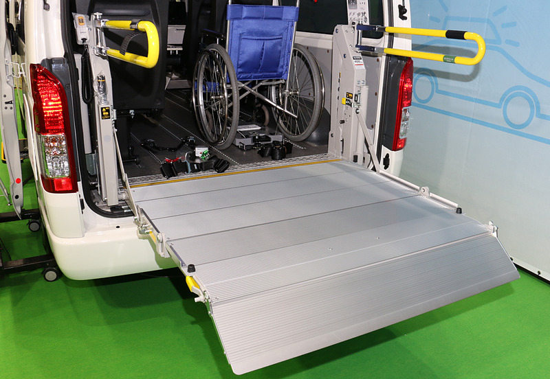 リアには専用の横開き電動昇降リフト（最大350kg）も装備