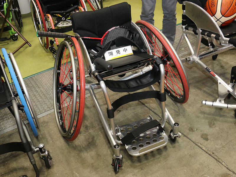 コチラはパラバトミントン WH1クラス強化指定の長島理選手のために作られた1台。右側に取り付けられたハンドルバーが特徴的。左利きの長島選手が手前のシャトルを拾う際に、右手で掴み上体のホールドを行うためのもの