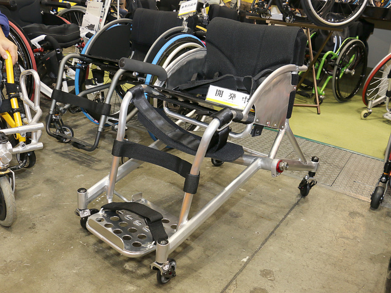 スカンジュウム合金を混合したアルミニウム鋼は、東京都産業技術研究所と共同で研究を進め、ゆくゆくは民生用の車いすにも使用したいとのこと。いいすね～、競技車のテクノロジーを街乗り用車いすにフィードバック！　ロマンすね～！