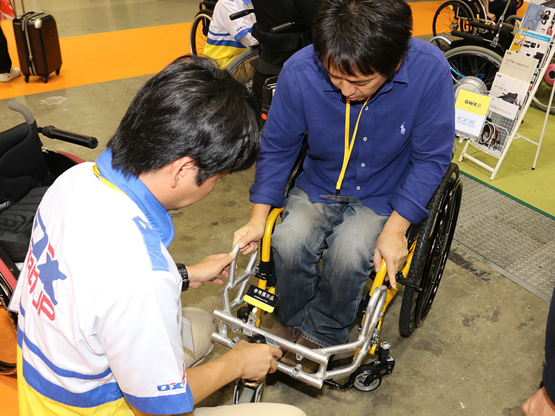 接続ポイントを合わせて軽くキャスターを浮かせて下ろすことで、数秒で装着できる