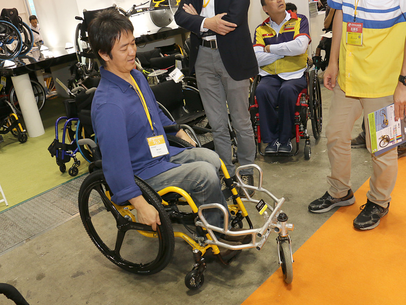 いつも使っている車いすに簡単に装着できるのも◎