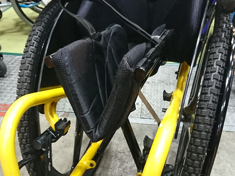 “スムーズリンク”がないと写真のように車いすを折り畳んでも広がってしまう