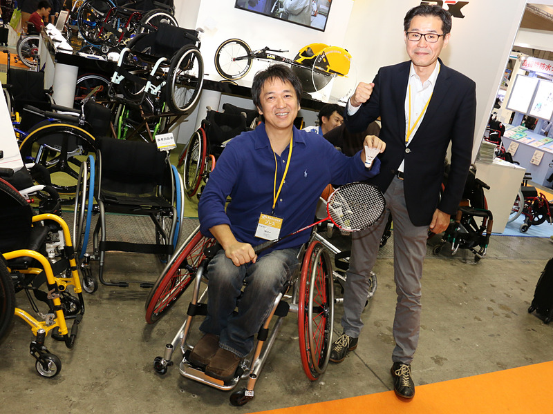 先代の石井重之社長はスタイリッシュな外見と競技志向のものづくりでOXエンジニアリングを人気車いすメーカーに押し上げたが、長年OXの営業として多くの車いすユーザーの意見を聞いてきた2代目 石井勝之社長は、製品のクオリティを追求しつつユーザー満足度をさらに高めるといった、一見地味だが地に足のついたものづくりが信条