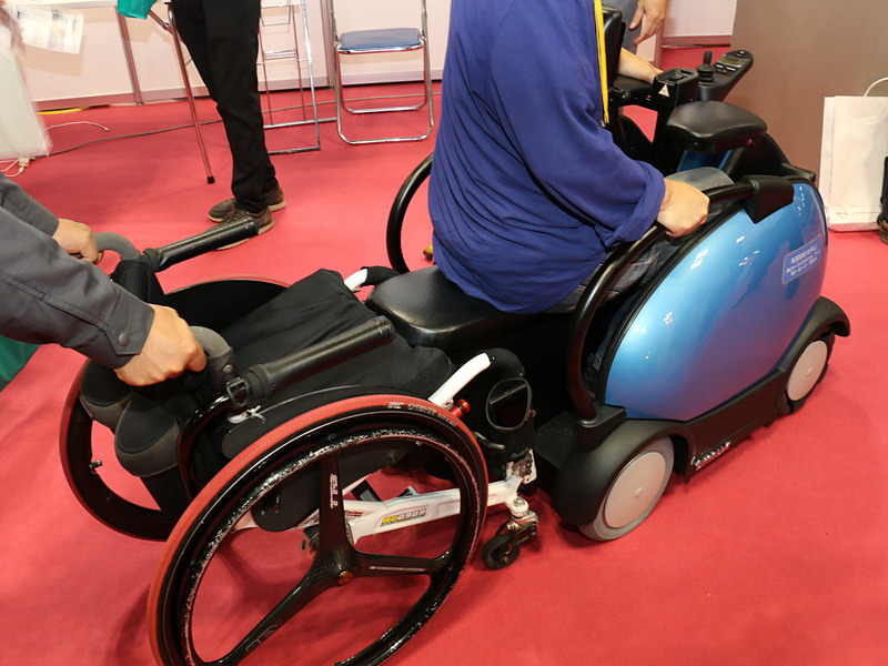 シートの高さを合わせれば、お尻をスライドするだけで乗り降りが可能