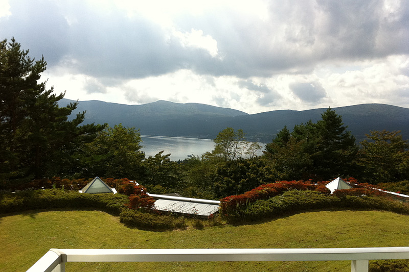 この絶景は、山中湖を望むホテルのテラスより。少し紅葉が始まった頃で、穏やかな湖面に心が洗われるようです。山中湖は1周ぐるりとドライブするのもあっという間ですが、ところどころに無料で停められる駐車場があり、湖面のすぐ近くまで降りて散歩できるところも多いので、秋のドライブにぴったりです