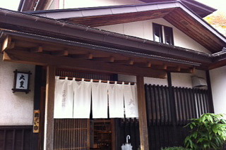 珍しい「塩ほうとう」がいただける創作和食「大豊」は、お店の外観も趣があって素敵です。私は富士スピードウェイで仕事の時にも、足を伸ばしてブラリと立ち寄ることがあります