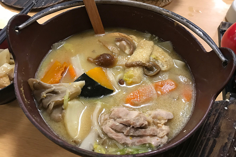 黄金ほうとうが名物の「ほうとう蔵 歩成 フルーツライン店」。豚肉入りか鶏肉入り、悩んじゃいますよね。私は夫とそれぞれ食べ比べてみましたが、うん、どちらも美味しかったです！（笑）