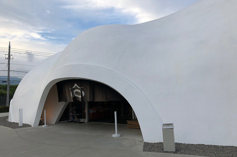 ふわふわとした雲に吸い込まれていくような、「ほうとう不動 東恋路店」。かぼちゃやキノコなど野菜たっぷりのほうとうは、ホッとさせてくれる美味しさです。店内は、遠くに座っている人の話し声が、すぐ耳元で聞こえるような不思議な空間で、面白いですよ