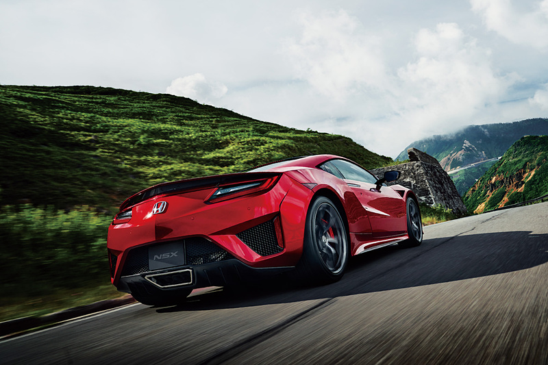 NSXのボディサイズは4490×1940×1215mm（全長×全幅×全高）、ホイールベースは2630mm