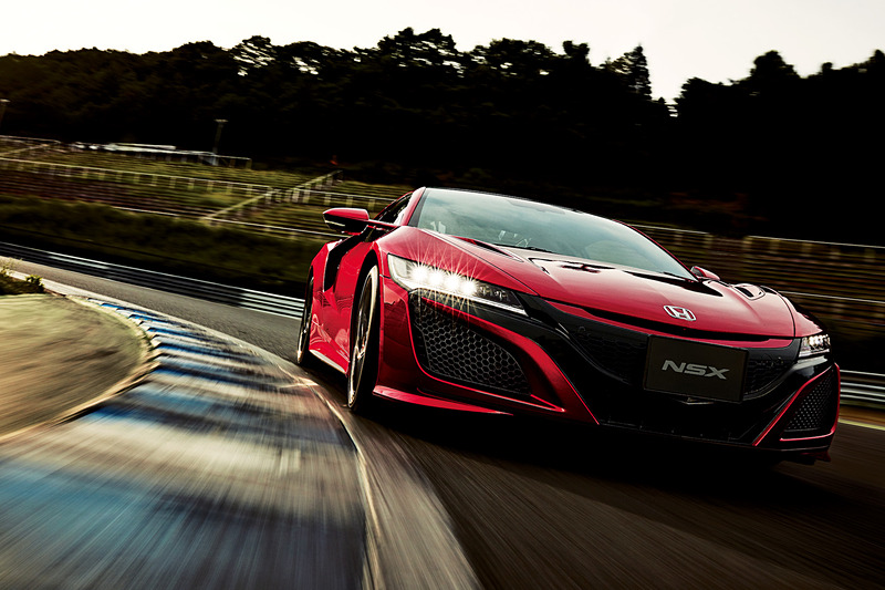 NSXのボディサイズは4490×1940×1215mm（全長×全幅×全高）、ホイールベースは2630mm