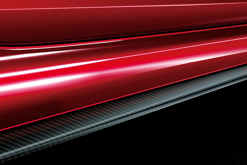 「カーボンファイバーエクステリアスポーツパッケージ」に含まれるサイドシルガーニッシュ