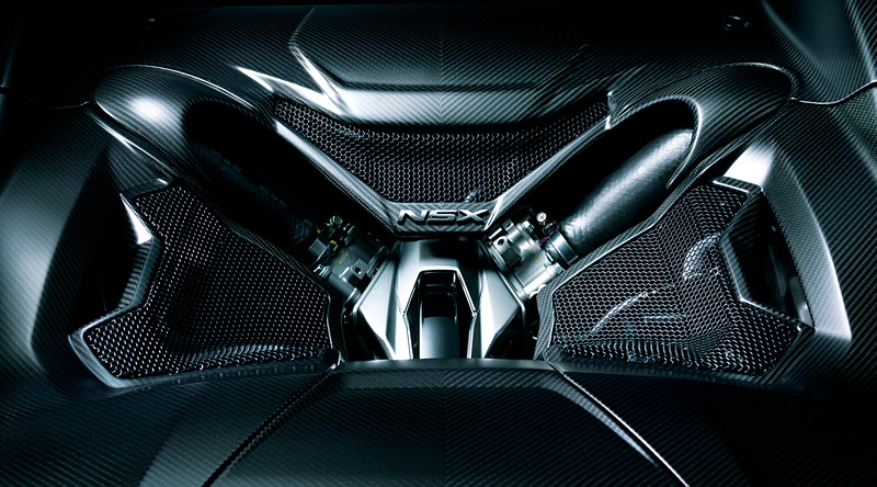 V型6気筒直噴3.5リッターツインターボ「JNC」型エンジンは最高出力373kW（507PS）/6500-7500rpm、最大トルク550Nm（56.1kgfm）/2000-6000rpmを発生。後輪の駆動をアシストするリアモーターは最高出力35kW（48PS）/3000rpm、最大トルク148Nm（15.1kgfm）/500-2000rpmを、前輪の左右それぞれに配置するツインモーターユニットは最高出力27kW（37PS）/4000rpm、最大トルク73Nm（7.4kgfm）/0-2000rpm（モーター1基あたり）を発生する