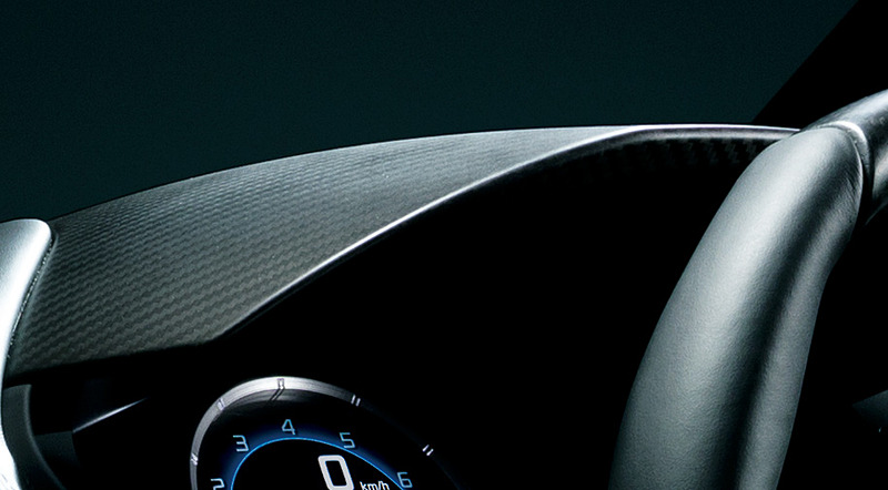 「カーボンファイバーインテリアスポーツパッケージ」に含まれるメーターバイザー（左）とステアリングホイール（右）