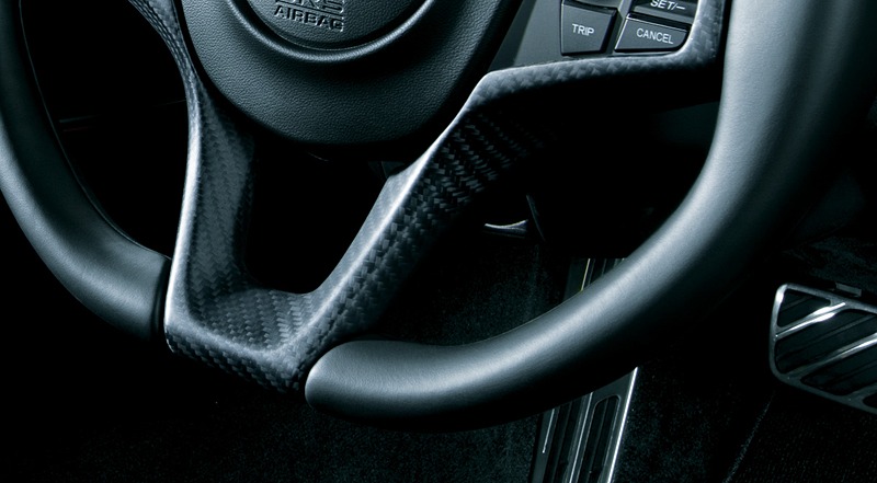 「カーボンファイバーインテリアスポーツパッケージ」に含まれるメーターバイザー（左）とステアリングホイール（右）