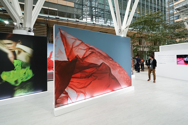 ブース内には大型の写真が展示されている