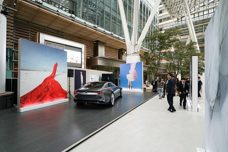 ブース内には大型の写真が展示されている