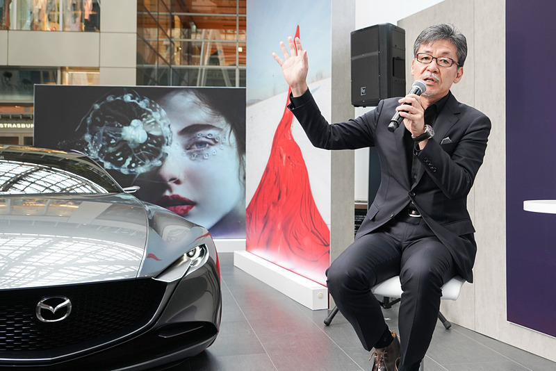 マツダ・ビジョン・クーペの前で解説する前田常務執行役員