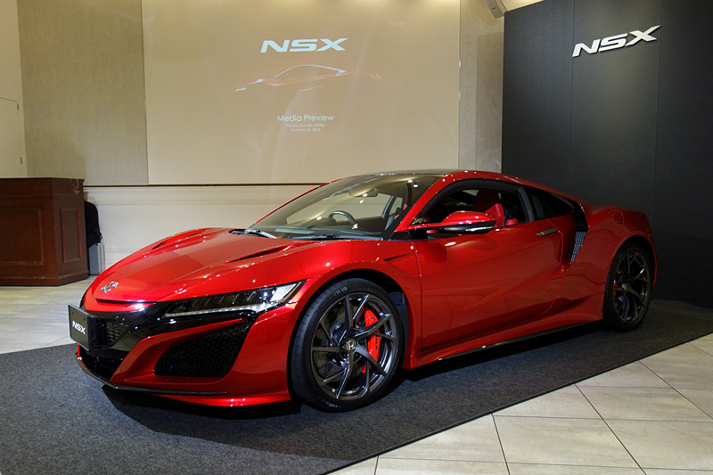 バレンシアレッド・パールカラーのNSX 2019年モデル。ボディサイズは4490×1940×1215mm（全長×全幅×全高）、ホイールベースは2630mm