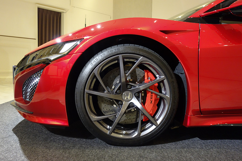 バレンシアレッド・パールカラーのNSX 2019年モデル。ボディサイズは4490×1940×1215mm（全長×全幅×全高）、ホイールベースは2630mm