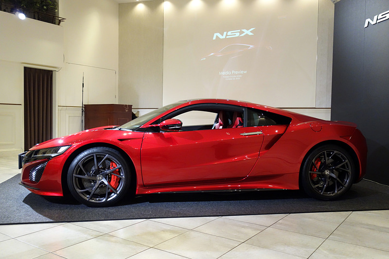バレンシアレッド・パールカラーのNSX 2019年モデル。ボディサイズは4490×1940×1215mm（全長×全幅×全高）、ホイールベースは2630mm
