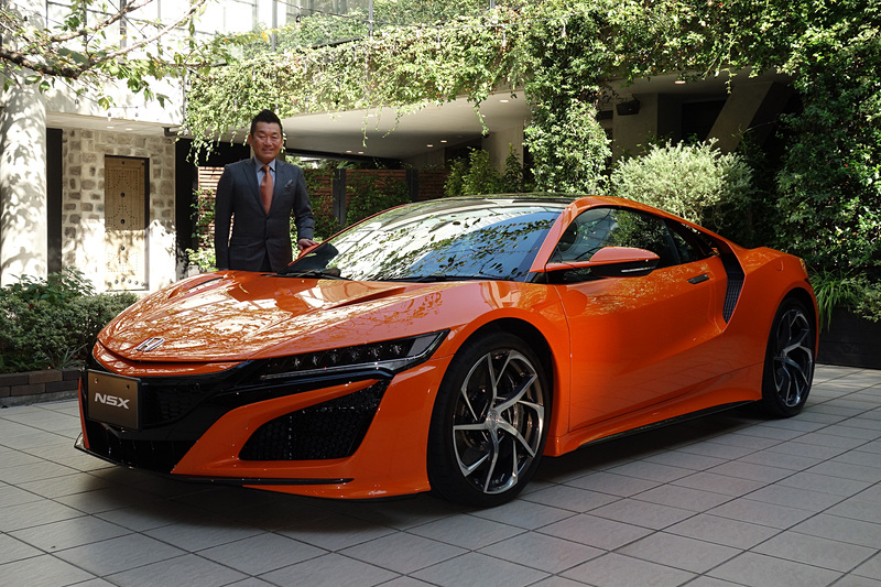 新しく現行NSXの開発責任者に就任した水上聡氏と「NSX」2019年モデル（サーマルオレンジ・パール）