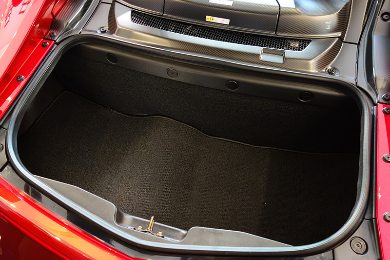 インテリアカラーは「レッド」（セミアニリンフルレザー）