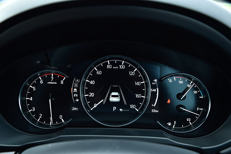 「L Package」のメーター中央に7インチ液晶TFTディスプレイを採用