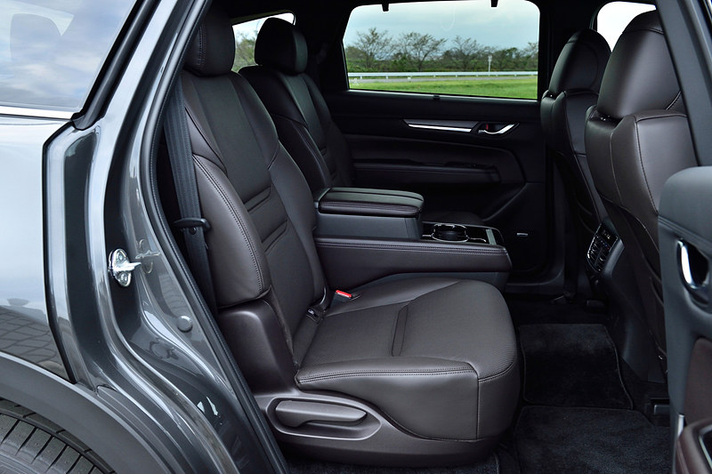 写真は「25T L Package」