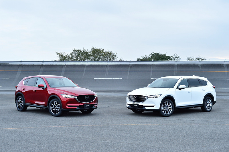 2列シートの「CX-5」（左）、3列シートの「CX-8」（右）