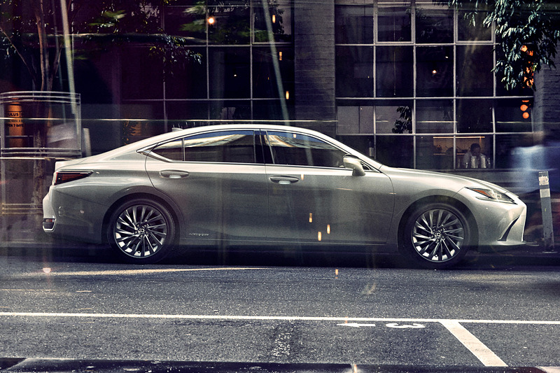 「Provocative Elegance」をコンセプトにした新型ESの外観デザイン。ボディサイズは4975×1865×1445mm（全長×全幅×全高）、ホイールベースは2870mm