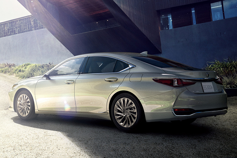 「Provocative Elegance」をコンセプトにした新型ESの外観デザイン。ボディサイズは4975×1865×1445mm（全長×全幅×全高）、ホイールベースは2870mm