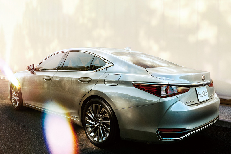 「Provocative Elegance」をコンセプトにした新型ESの外観デザイン。ボディサイズは4975×1865×1445mm（全長×全幅×全高）、ホイールベースは2870mm