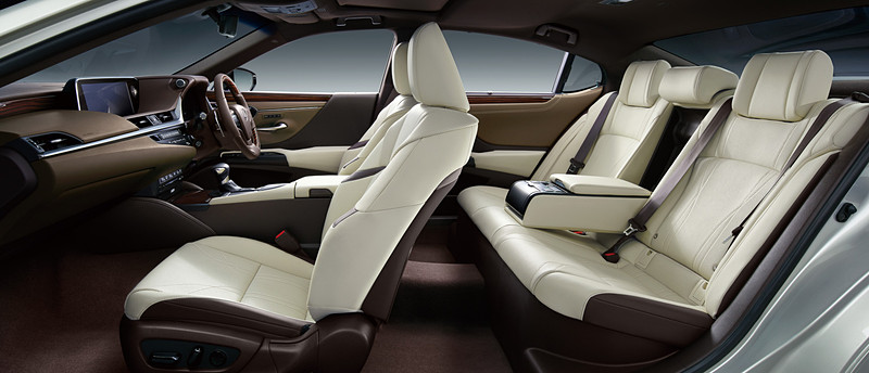 “コックピット感とくつろぎが融合する室内空間”を追究した新型ESのインテリア。前後シートのカップルディスタンスは1025mm