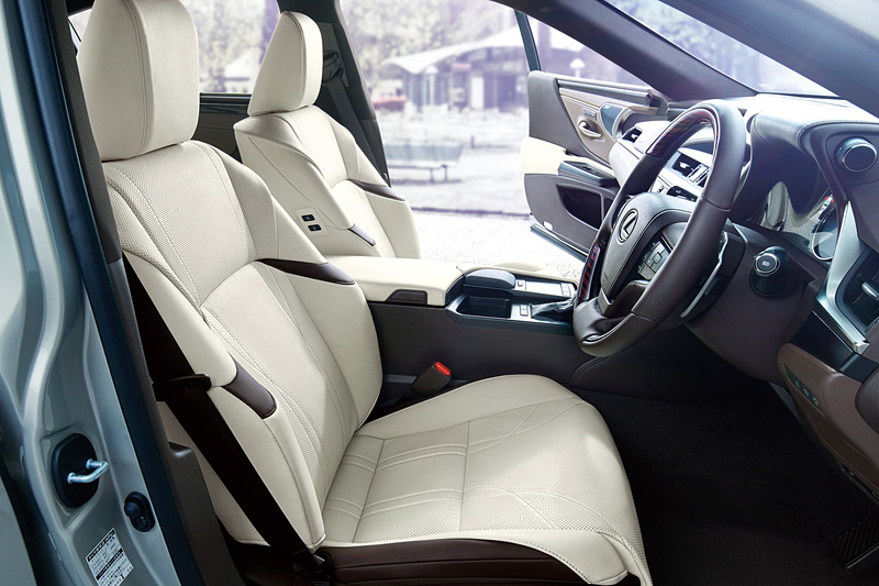 アームレスト類をシートバックを連続させ、乗員を包み込むコックピットデザインのフロントシート。全車でパドルシフトを備える本革巻ステアリングを標準装備する