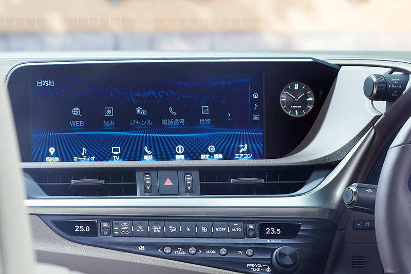 メニューと地図を同時に表示することも可能な12.3インチワイドディスプレイをセンターコンソールに装着。GPSによる時刻補正機能を備えるアナログクロックを全車標準装備