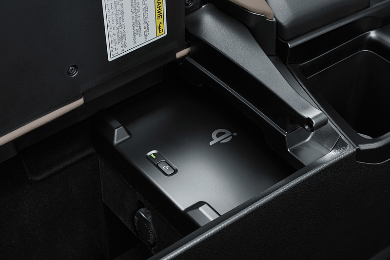 左右どちらにも開閉可能なセンターアームレストの下に、Qi（チー）対応の「おくだけ充電」のトレーを全車でオプション設定