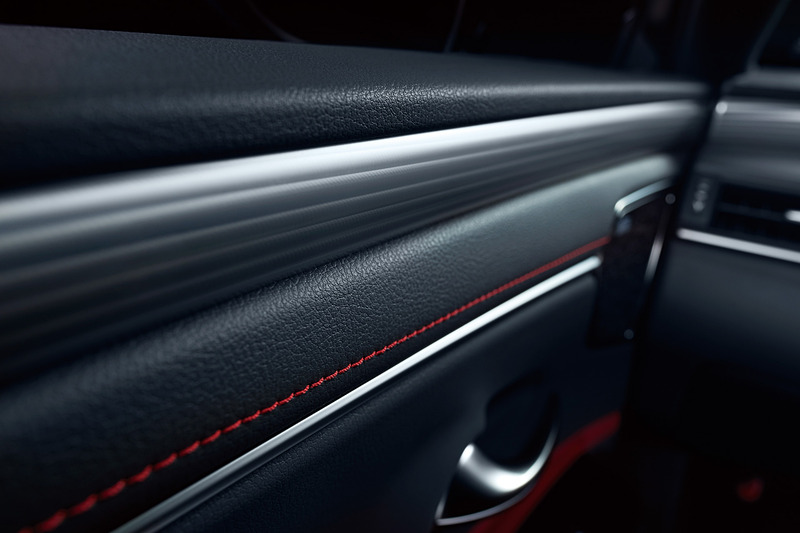 “F SPORT”専用のオーナメントパネル「本アルミ（刃取調仕上げ/シルバー）」。匠の研磨技を最新の生産技術で再現し、アルミパネルで日本の伝統技術を表現する