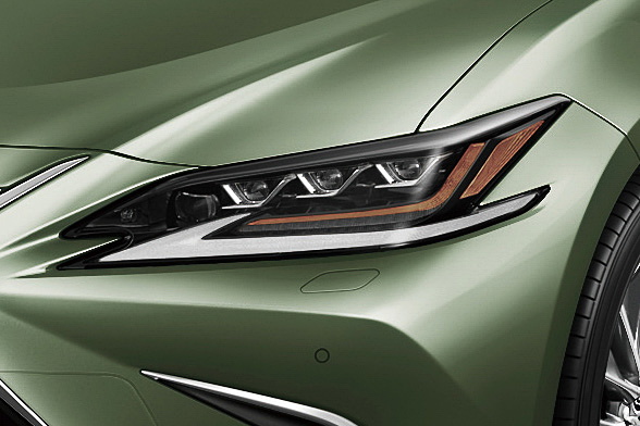 「三眼フルLEDヘッドライト」は“version L”と“F SPORT”で標準装備。ベースグレードとなるES300hでもオプション装着が可能