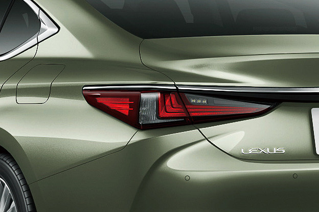 レクサス車のアイデンティティであるL字形状をデザインに取り入れた「フルLEDリアコンビネーションランプ」は全車標準装備