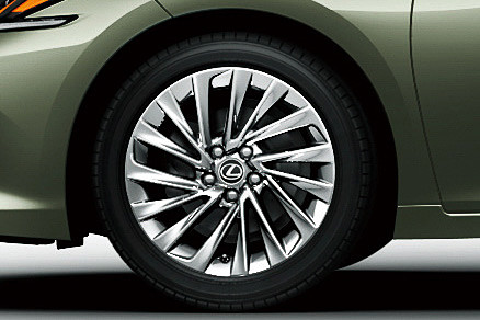 “version L”の専用装備となる18インチの「ノイズリダクションアルミホイール」（ハイパークロムメタリック塗装）では、ホイールの内部に空気が通過する専用経路を設定。走行中に路面の凹凸などを通過してタイヤノイズが発生した時に、騒音として目立ちやすい周波数帯の音を専用経路でも発生させ、スピーカーから音を出す「アクティブノイズコントロール」と同様の原理でタイヤノイズを低減する