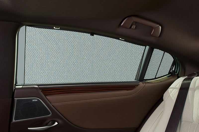 手動式の「サンシェード」（リアドア＆リアクォーター）も“version L”専用装備