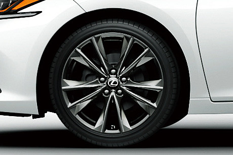 レクサスのフラグシップクーペ「LC」からイメージを継承する、スポーティで骨太なデザインを持つ“F SPORT”専用の19インチアルミホイール（ダークプレミアムメタリック塗装