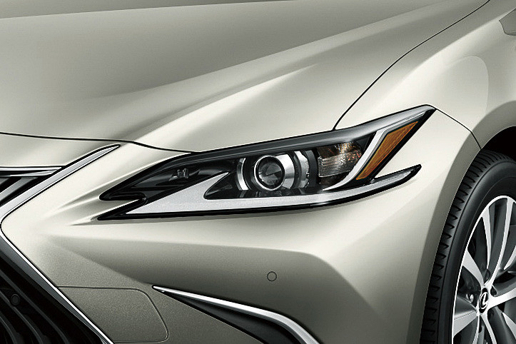 ES300hは「LEDヘッドライト」を標準装備
